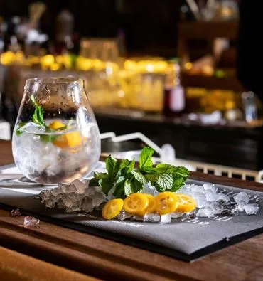 Einzigartige Atmosphäre der Stollen 1930 Gin Bar im Auracher Löchl