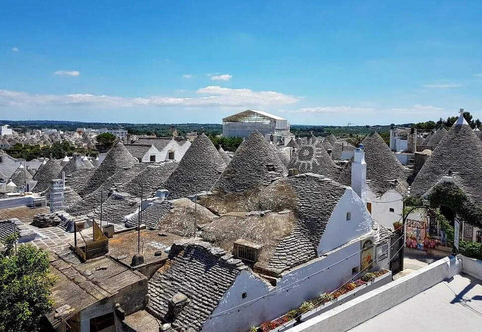 Einzigartige kegelförmige Dächer der Trulli in Alberobello