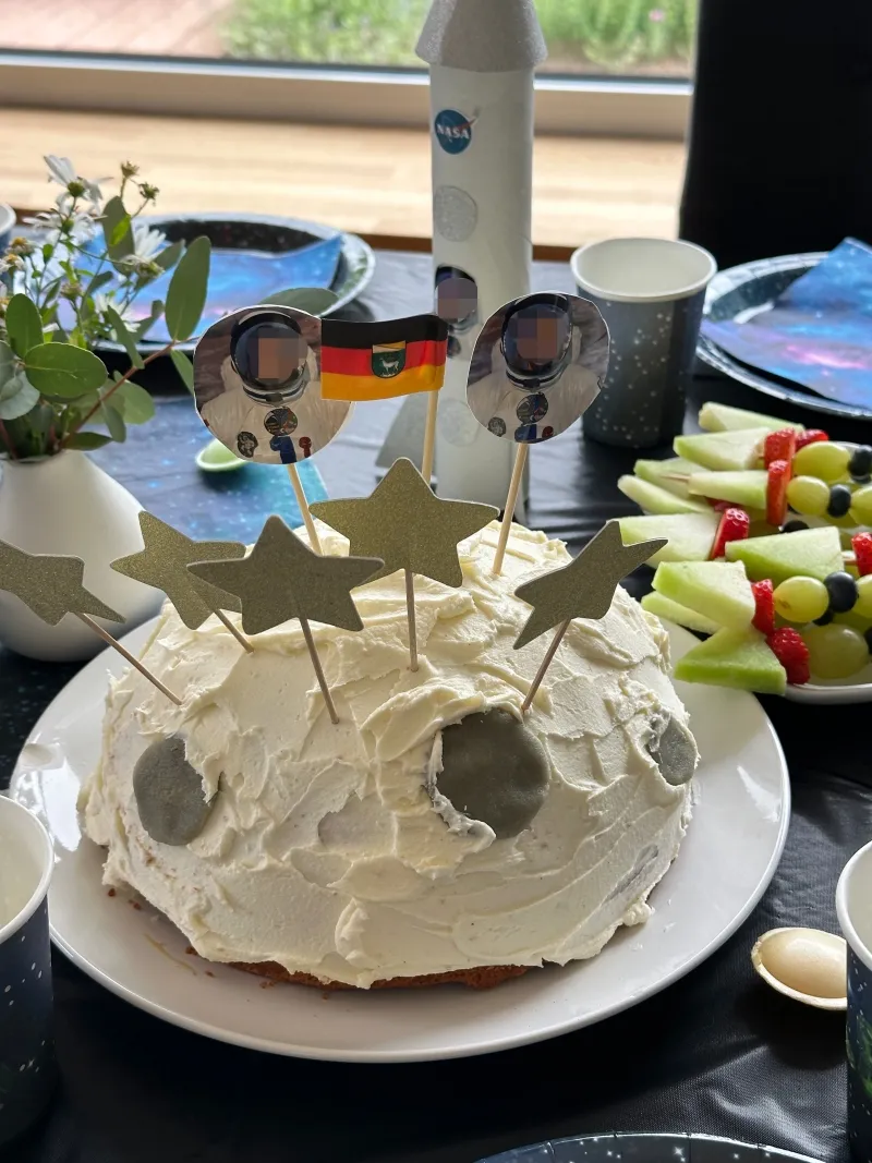 Einzigartiger Mond-Kuchen für Kindergeburtstage mit personalisierter Deko