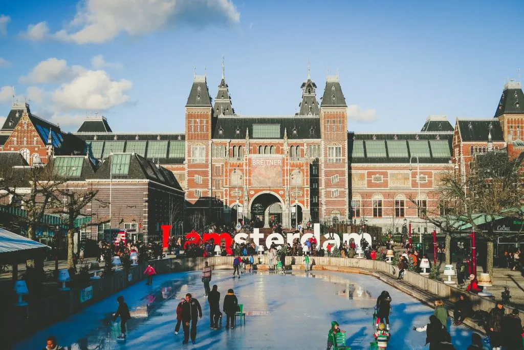 Eislaufbahn auf dem Museumsplein in Amsterdam, umgeben von festlicher Beleuchtung