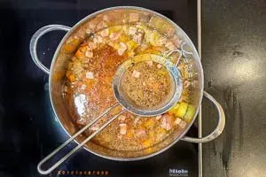 Eiweiß abschöpfen.