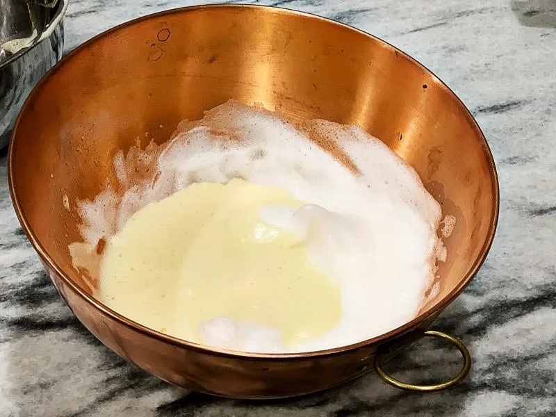 Eiweiß und Eigelb zusammen falten