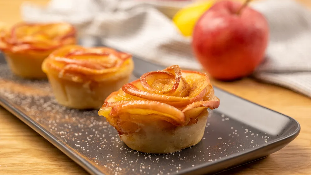 Elegante Apfelrosen aus Blätterteig als süßes Gebäck oder Dessert.