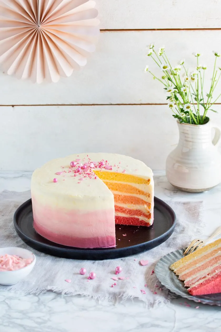 Elegante Ombré Torte in Rosatönen, innen und außen farbenfroh