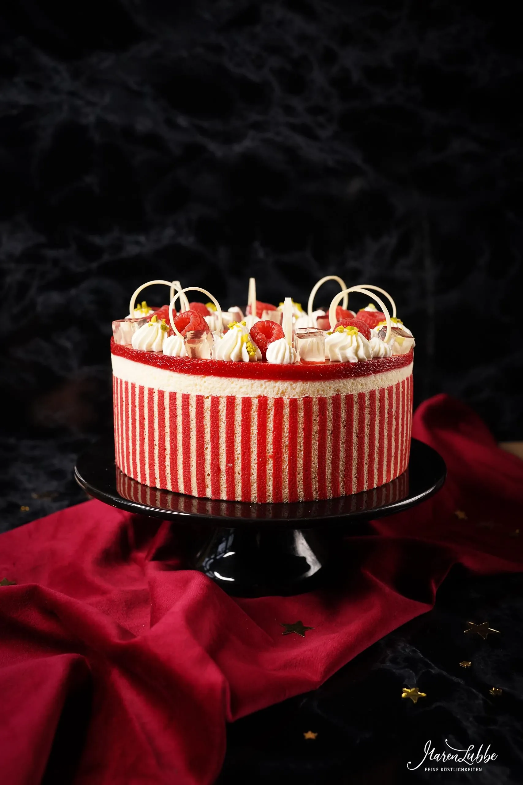 Elegante Prosecco-Himbeer-Pistazien-Torte als feiner Geburtstagskuchen