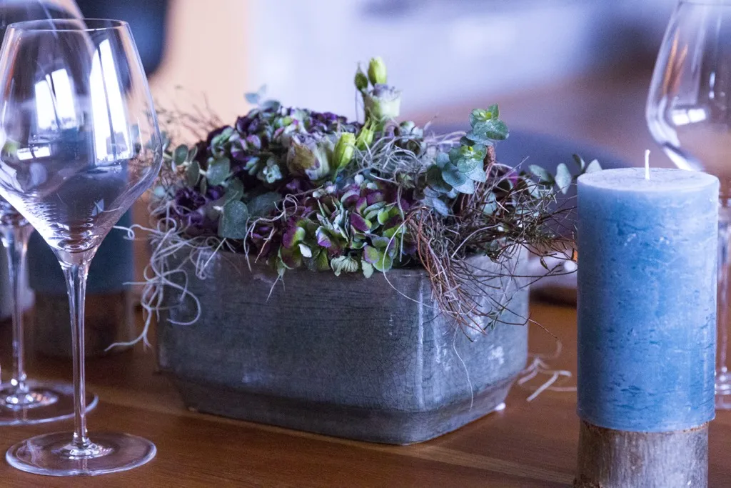Elegante Tischdekoration für ein festliches Dinner in Deutschland