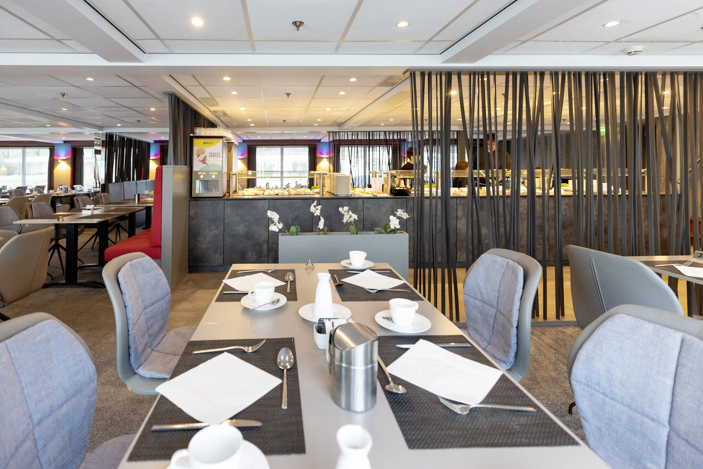 Elegantes Restaurant der MS Nestroy mit vielfältigem Buffet, perfekt für kulinarische Genüsse auf der Donaukreuzfahrt