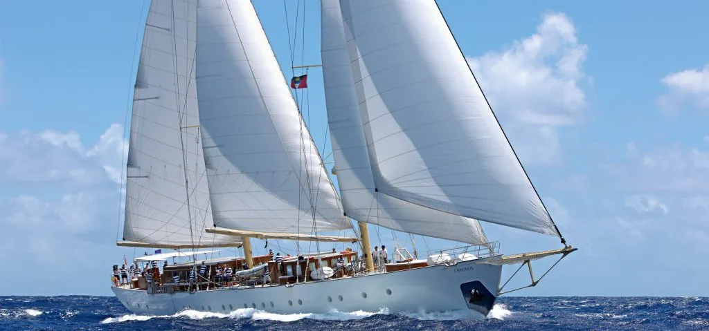 Elegantes Segelschiff auf dem offenen Meer, beispielhaft für die Freiheit und Kultur der Schiffreisen mit ZEIT REISEN