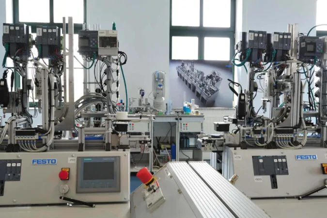 Elektronik-Bauteile und Schaltpläne auf einem Arbeitstisch für Kurzlehrgänge im Elektrobereich