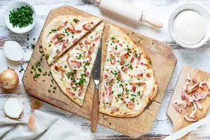 Elsässer Flammkuchen mit Speck und Zwiebeln