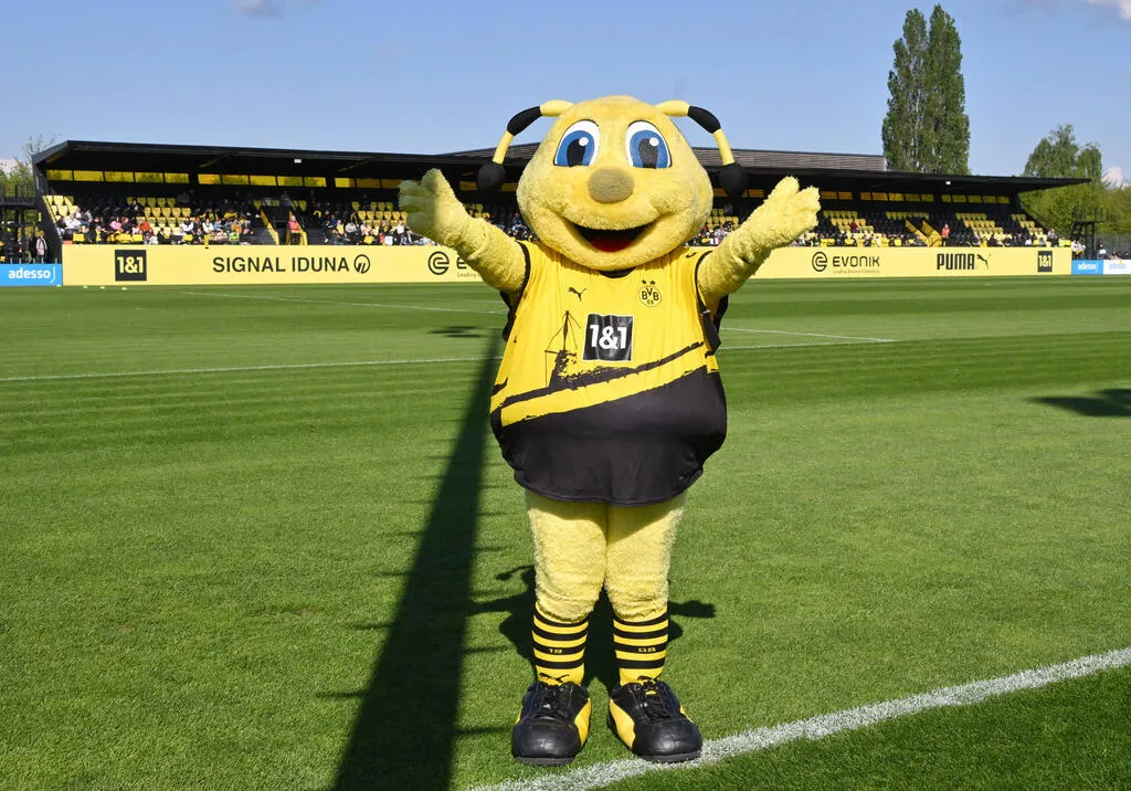 Emma, das beliebte Maskottchen des BVB aus dem Westen Deutschlands, steht für die traditionsreiche Kultur von Borussia Dortmund.