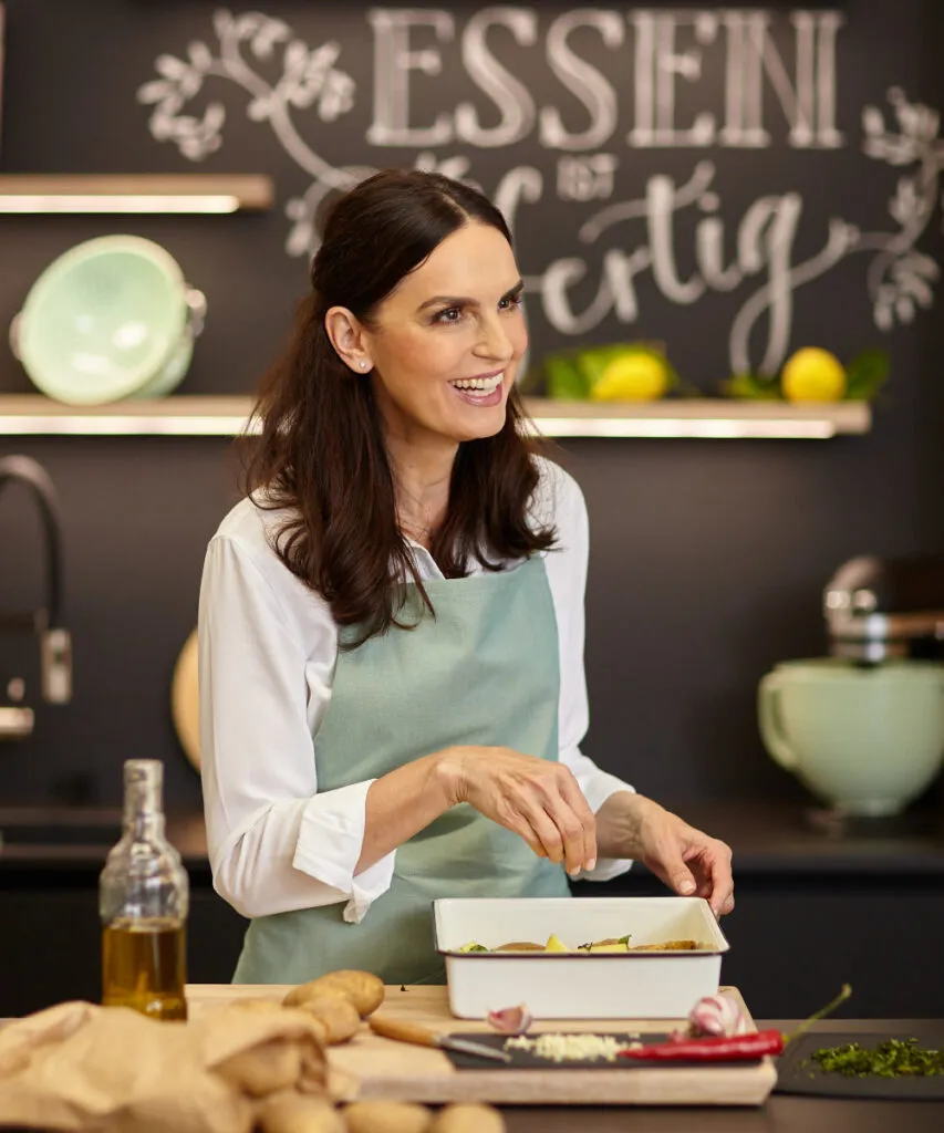 Emmi Portrait Küche Lachen zur Seite seitlich 1000x1200px