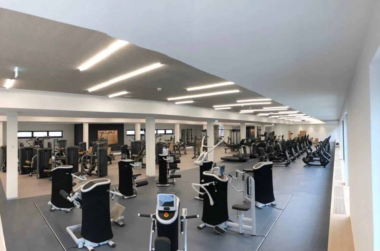 Empfangsbereich des TucherFit Fitnessclubs mit freundlichem Personal