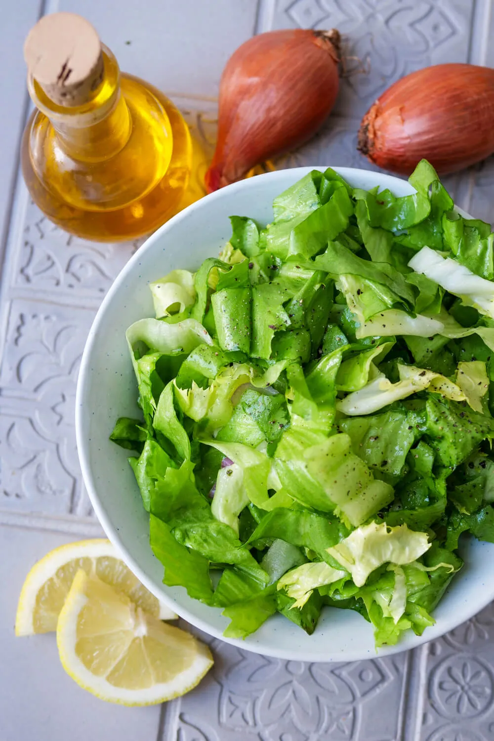 Endiviensalat in Streifen geschnitten, bereit zur Vermengung mit dem hausgemachten Dressing, als Teil eines schnellen Endiviensalat Rezepts.