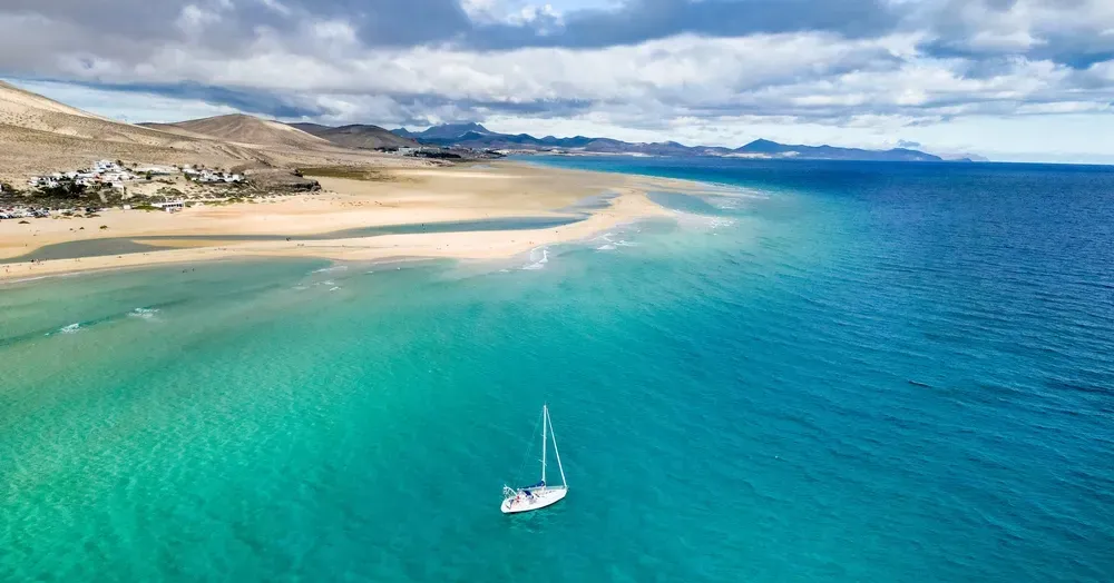 Endloser goldener Sandstrand auf Fuerteventura, perfekt für Familien und Wassersport