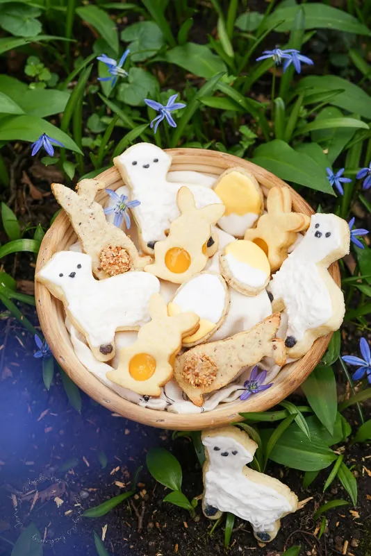 Endprodukt der drei Osterkekse: Gebackene Haselnuss-Hasen, Zitronen-Hasen und Osterlämmer, perfekt für das Osterfest