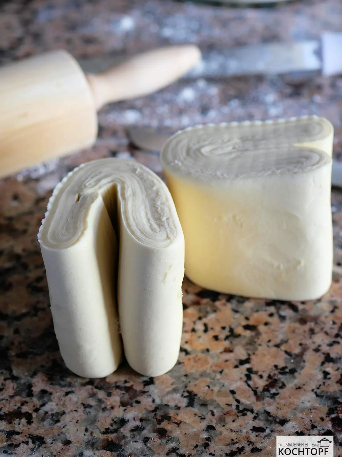 Endprodukt: Ein perfekt geschichteter, selbstgemachter deutscher Blätterteig, der die Qualität hausgemachten Gebäcks unterstreicht.