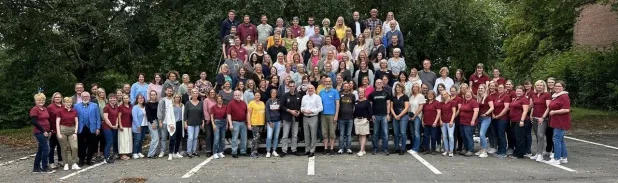 Engagierte Förderung: Eine Lehrkraft unterstützt einen Schüler im Johannes-Falk-Haus, Schlüssel zur individuellen jfh bildung.