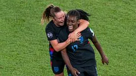 Englands Spielerinnen Michelle Agyemang und Ella Toone feiern ein Tor bei der Frauen-EM.