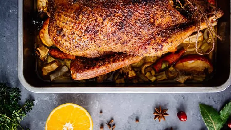 Entenbraten im Bräter, goldbraun und fertig zum Servieren