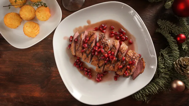 Entenbrust wird zur Perfektion gebraten, um einen bleibenden Eindruck zu hinterlassen.