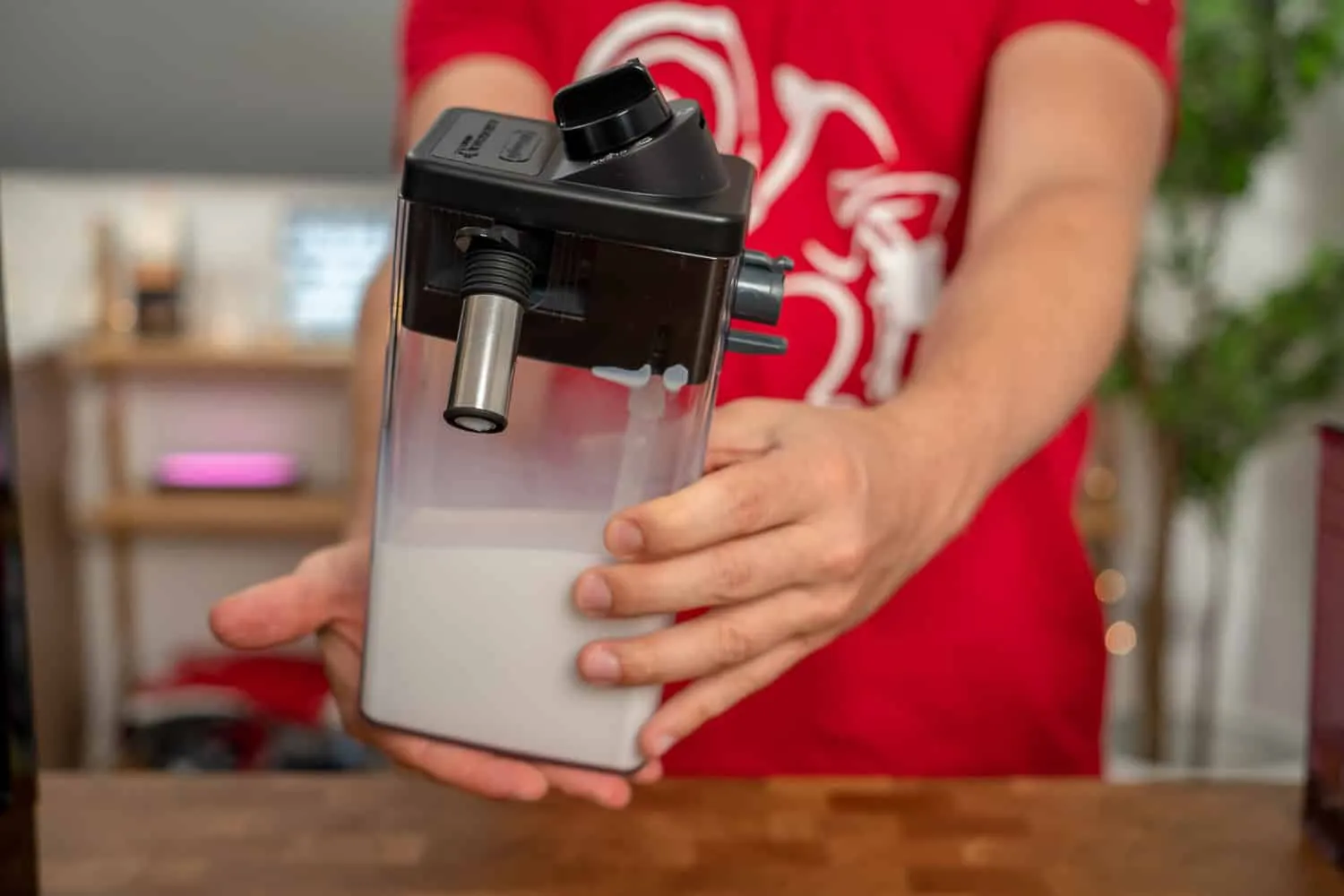 Entfernbarer Milchbehälter des DeLonghi ECAM 23.466 B für automatischen Milchschaum