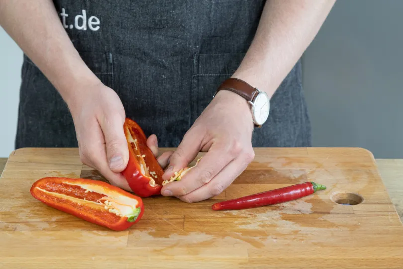 Entfernen des Kerngehäuses aus einer Paprika für die Tajine