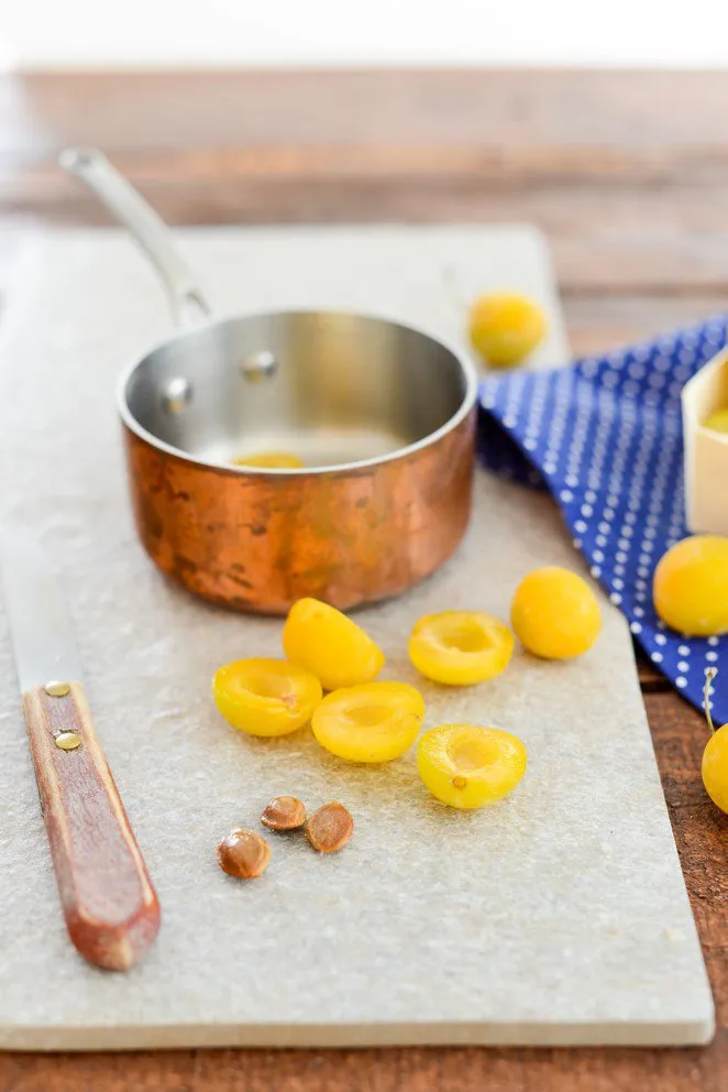 Entkernen von Mirabellen für das Kompott