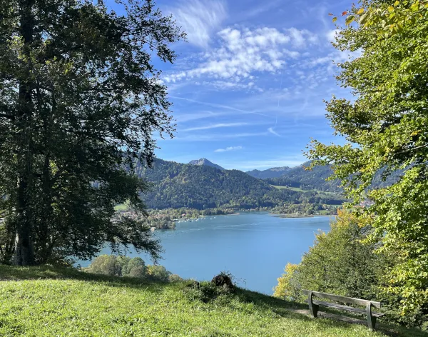 Entspannende Szene am Tegernsee mit Blick auf die Berge