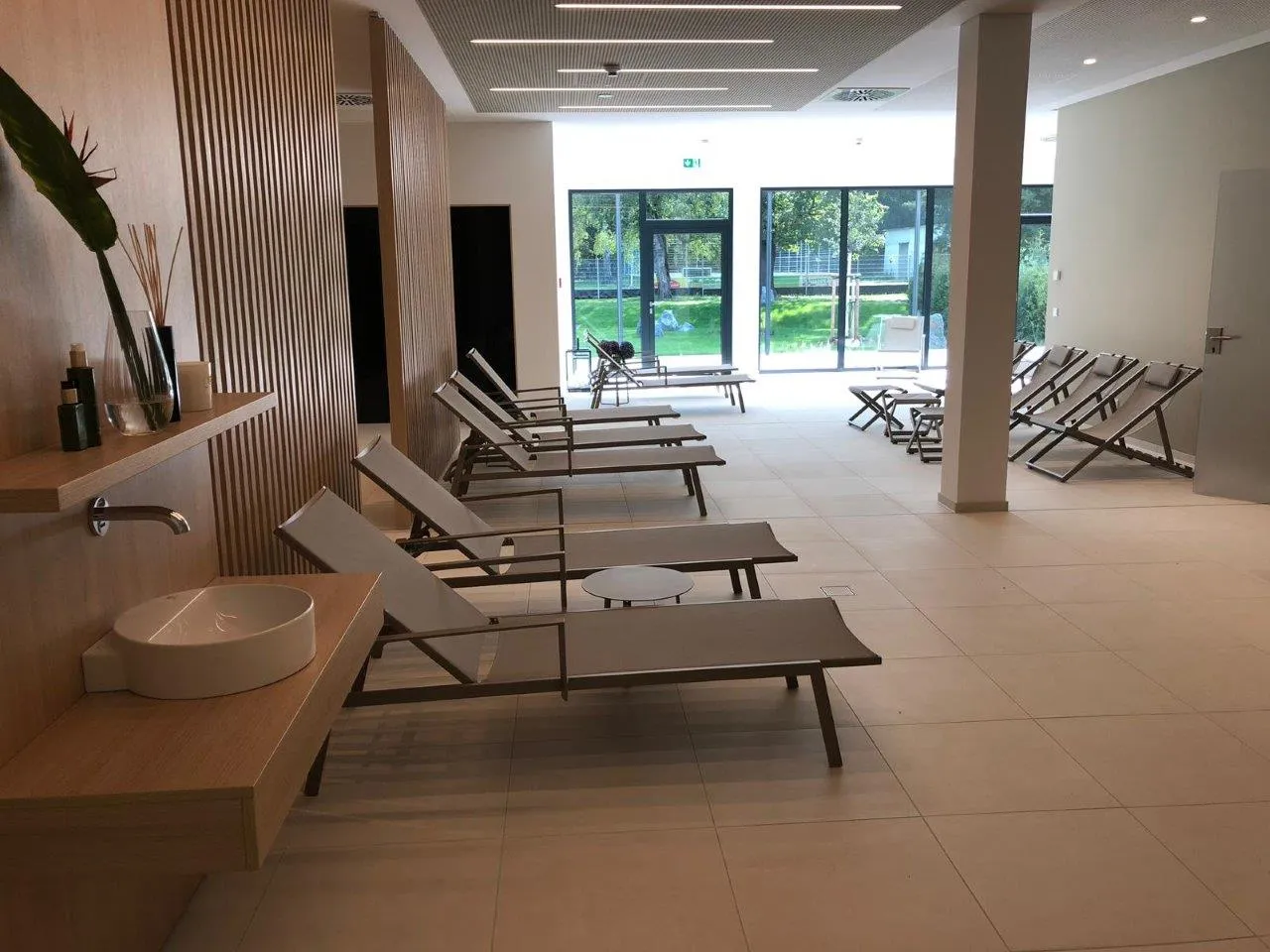 Entspannender Ruhebereich in der Saunalandschaft des TucherFit