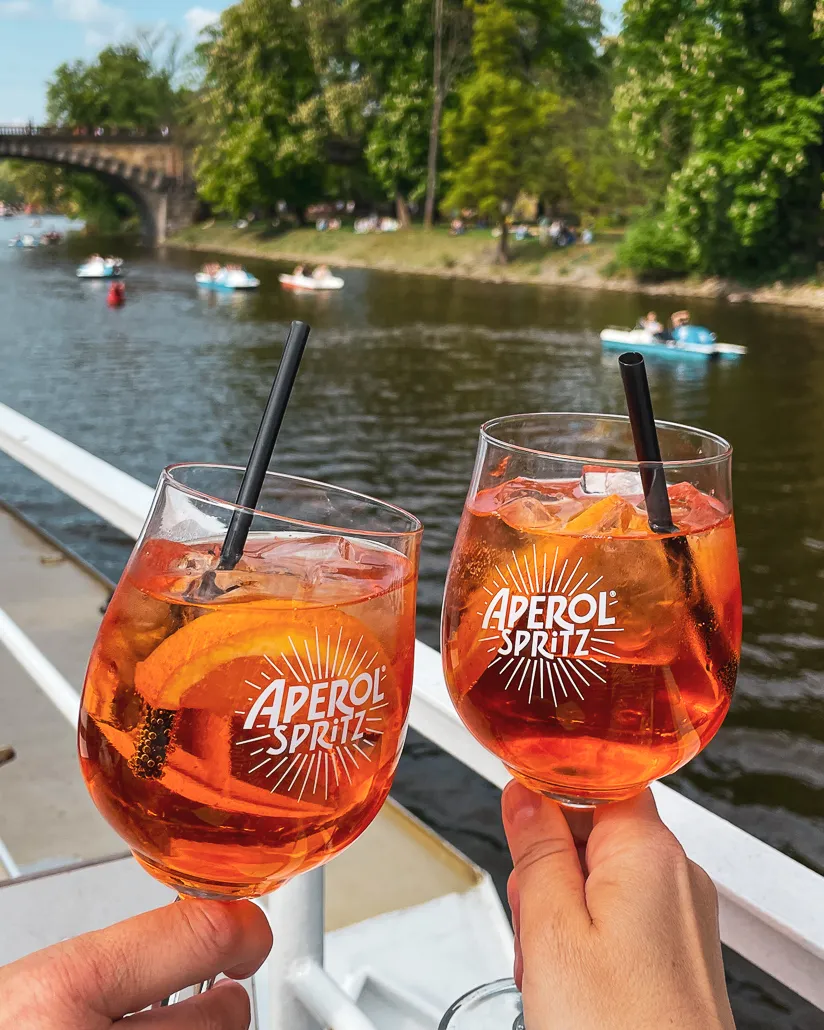 Entspannte Moldauschifffahrt in Prag bei Sonnenschein, ideal für eine Pause während einer Städtereise im Mai.