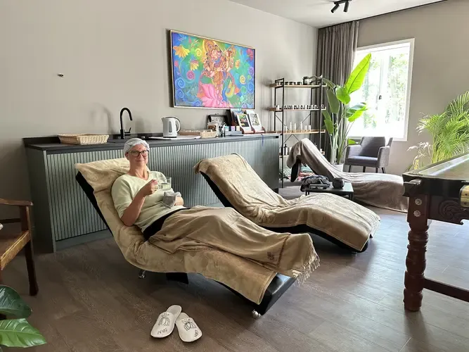 Entspannung nach dem Stirnölguss im Ruheraum