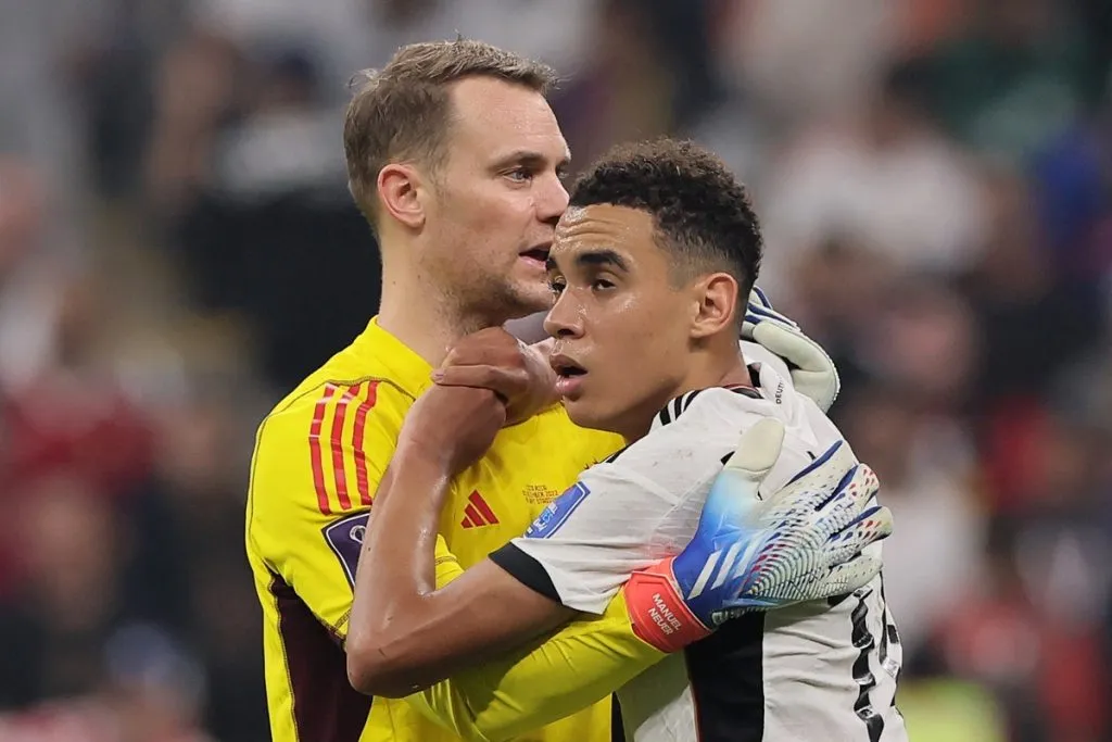 Enttäuschung nach dem WM-Aus: Jamal Musiala und Manuel Neuer nach dem Costa Rica Spiel in Katar 2022.