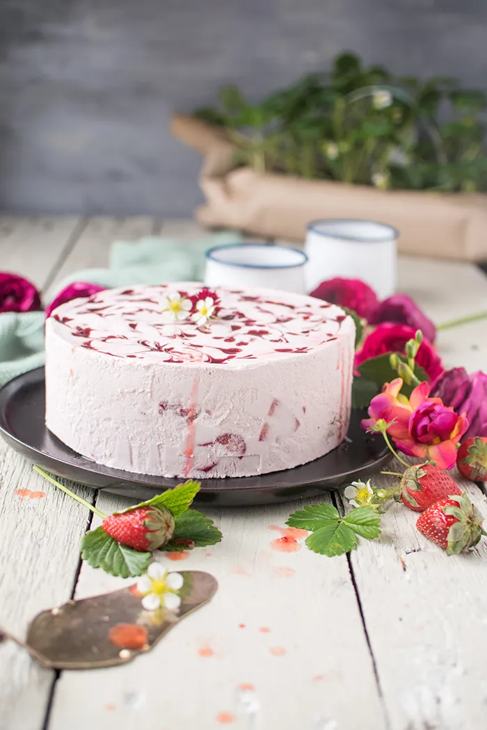 Erdbeer Joghurt Quark Sahne Torte im Anschnitt, zeigt den fluffigen Boden und die luftige Füllung