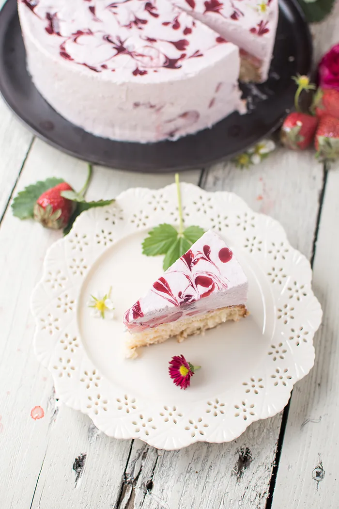 Erdbeer Joghurt Quark Sahne Torte von oben betrachtet, zeigt die leuchtenden Farben der Früchte