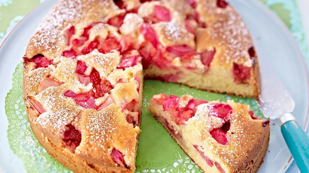 Erdbeer-Rhabarber-Kuchen mit Joghurt
