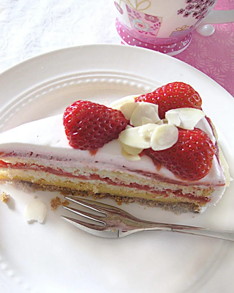 Erdbeer Rhabarber Sahne Torte mit Sahne und Früchten dekoriert