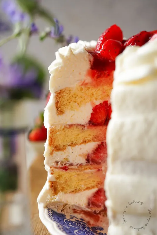 Erdbeer-Sahne-Torte in der Zubereitung