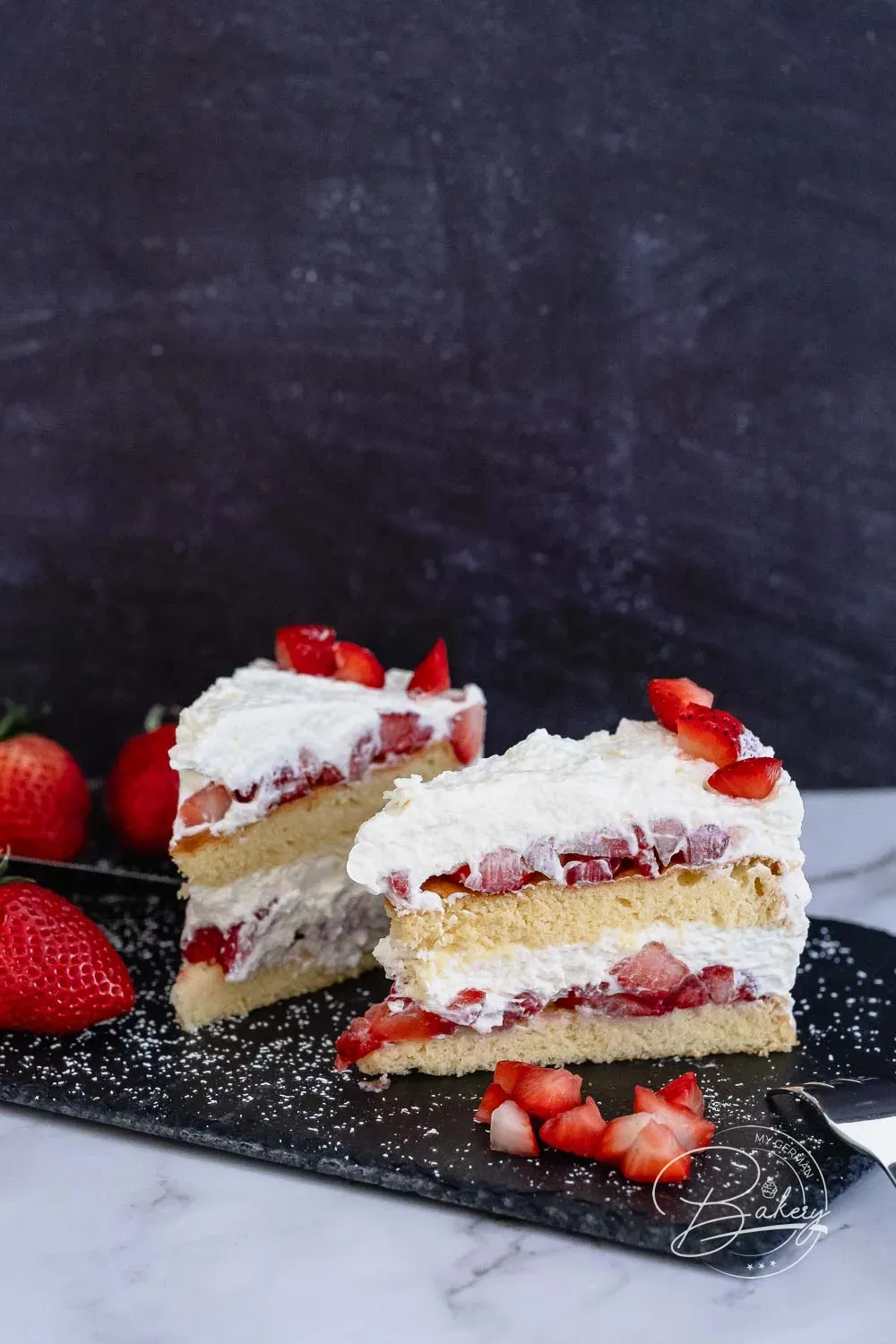 Erdbeer Sahne Torte Rezept: Anschnitt eines Stücks Erdbeer-Sahne-Torte auf Biskuit