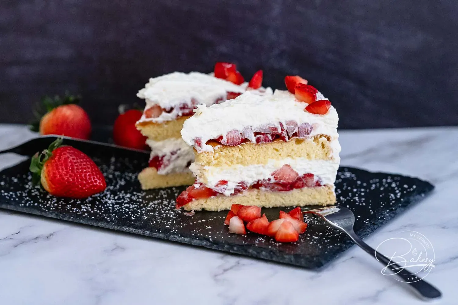 Erdbeer Sahne Torte selber machen: Frisch gebackene Torte mit Sahne und ganzen Erdbeeren