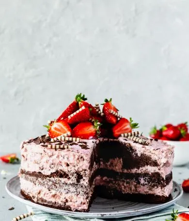 Erdbeer-Stracciatella-Torte mit Schokoböden und Sahne