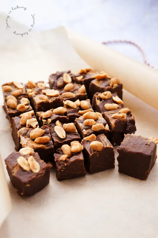 Erdnuss-Fudge mit Swirl und gesalzenen Erdnüssen, liebevoll als Geschenk verpackt