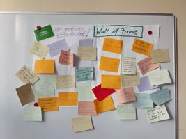 Erfolgsgeschichten von Teilnehmerinnen des "rundum gesund" Programms auf Notizzetteln an einer Pinnwand