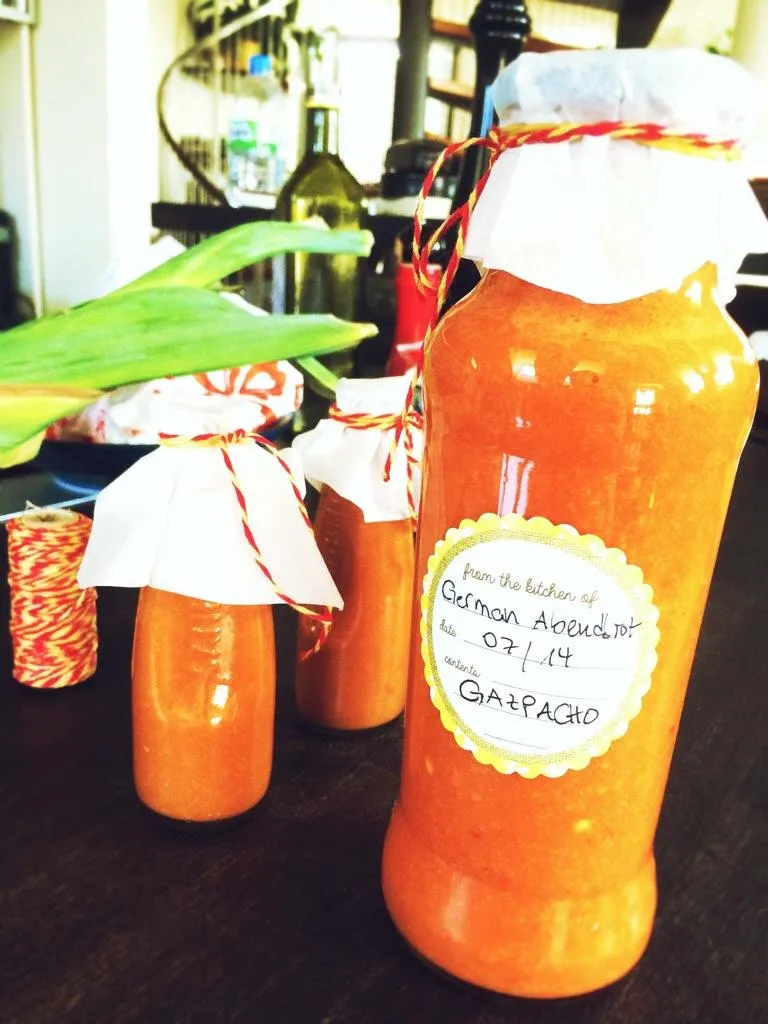 Erfrischende Gazpacho mit einem Hauch Sherry, die ideale kalte Gemüsesuppe für heiße Sommertage.