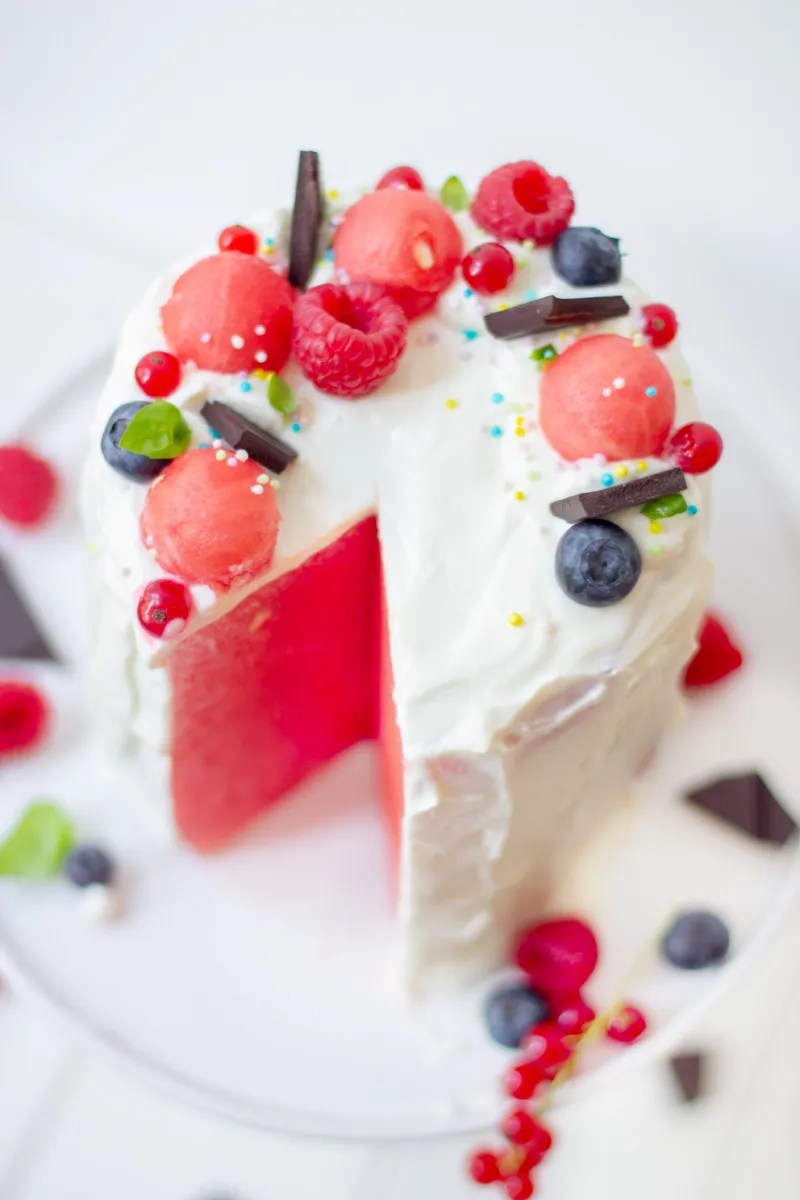 Erfrischende gesunde Wassermelonen-Torte als leichte Geburtstagsalternative