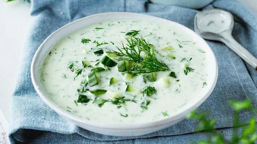Erfrischende kalte Gurkensuppe mit Dill und Joghurt, perfekt für heiße deutsche Sommertage