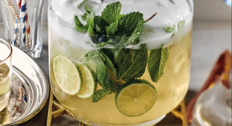 Erfrischende Mojito-Bowle mit frischen Limetten, Minze und Eiswürfeln für Ihre Sommerparty