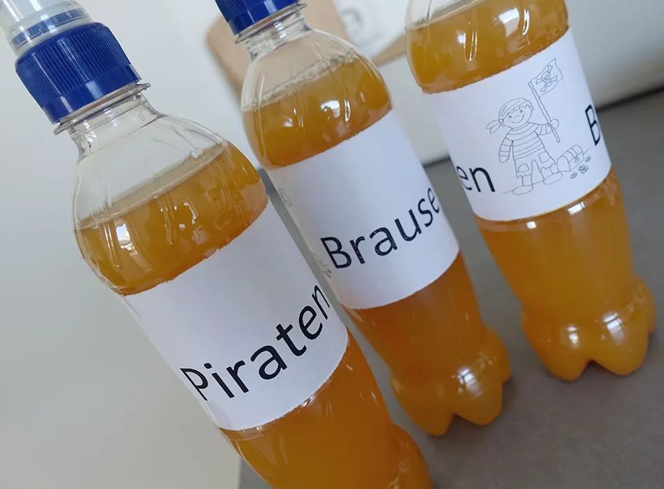 Erfrischende &quot;Piraten Brause&quot; Getränke mit speziellen Etiketten, ideal für einen Kindergeburtstag.