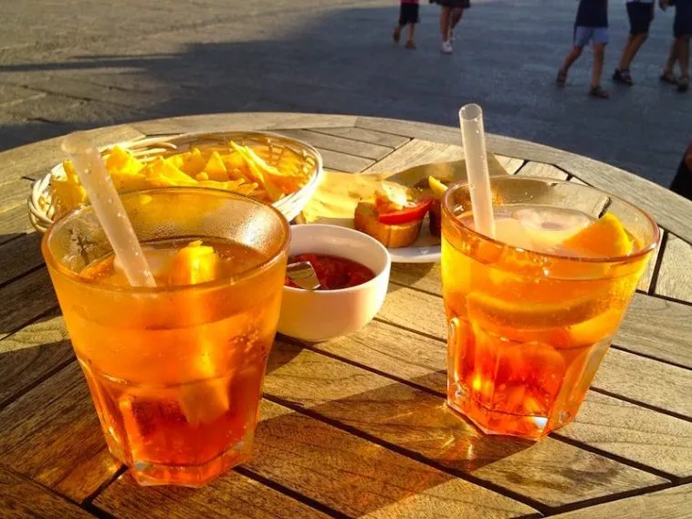 Erfrischender alkoholfreier Aperol Spritz mit Orangenscheibe und Eiswürfeln in einem Weinglas, perfekt für sommerliche Anlässe.