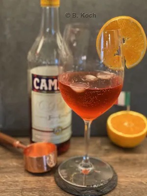 Erfrischender Campari Spritz mit Orangenscheibe als Aperitif